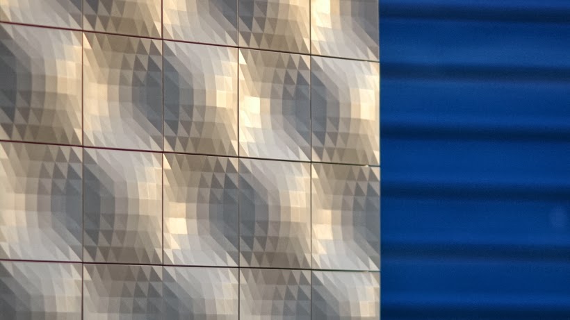 323