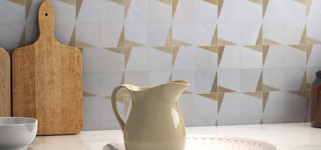 annsacks_pairemarbletile_squareascendrightwhitebrassinstall22_1024_479